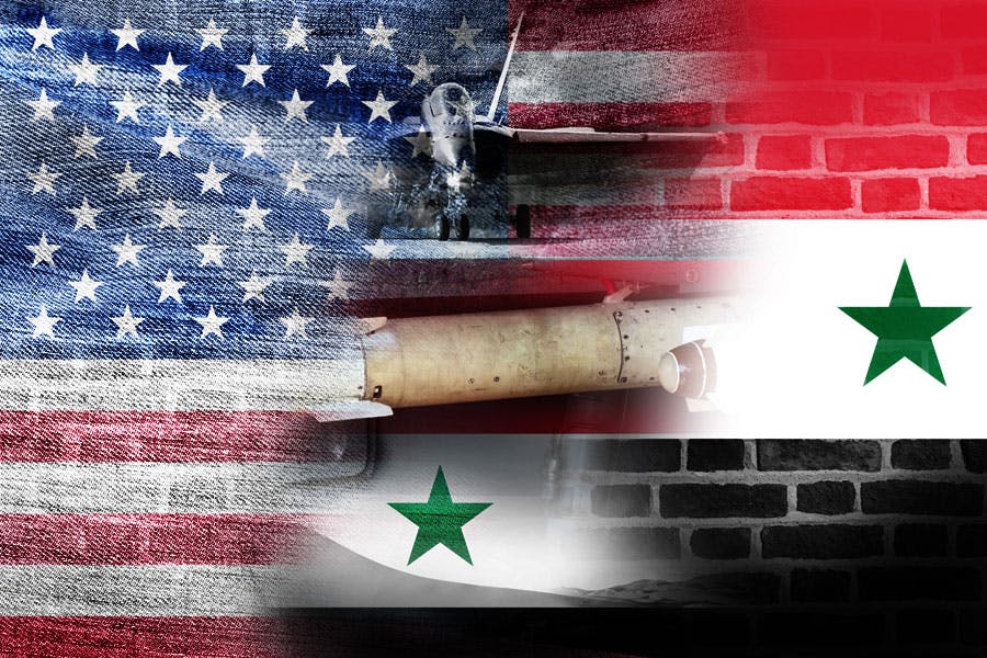 در تصویر پرچم‌های سوریه و آمریکا بر زمینه‌ای از تصویر یک دیوار، یک هواپیمای جنگنده و یک موشک دیده می‌شود.