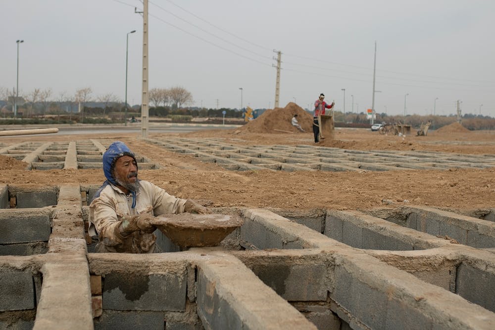 کارگر مهاجر افغانستانی در گورهای خالی گورستان تهران مشغول کار است ــ عکس: Shutterstock