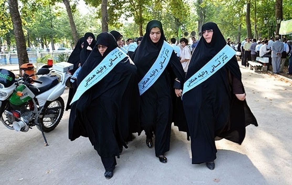 سه زن حجاب‌بان که روی چادرشان نوشته اند: «تذکر لسانی، وظیفه همگانی»