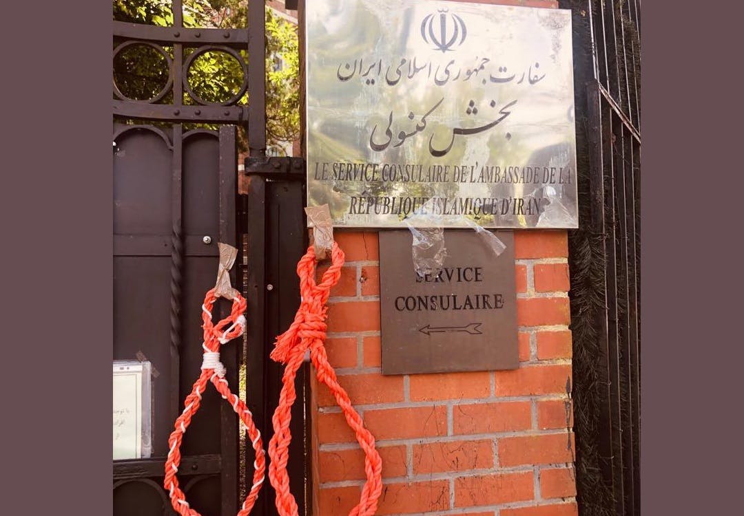 دو طناب دار به صورت نمادین در کنار تابلوی بخش کنسولی سفارت ایران در بروکسل آویخته شده
