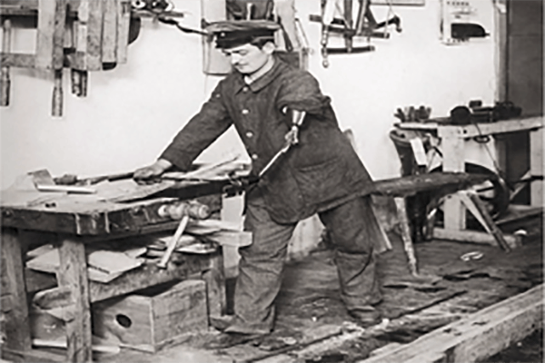کهنه‌سرباز معلول آلمانی در یک کارگاه نجاری، ۱۹۱۹