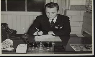 کارمند شرکت فورد موتور با دست‌های معلول، ۱۹۴۲