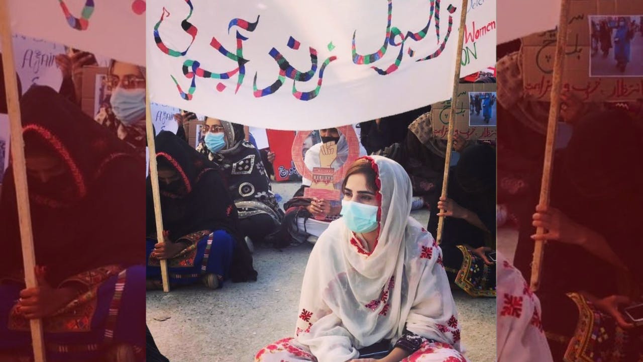 شعار زن، زندگی، آزادی در دست دادخواهان بلوچستان شرقی ــ عکس: دسگوهاران