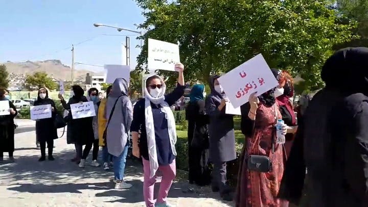 زنان معترض پلاکاردهایی دارند که روی آنها نوشته: «دیگر هیچ‌جا برای زنان امن نیست» و «نه به زن‌کشی»