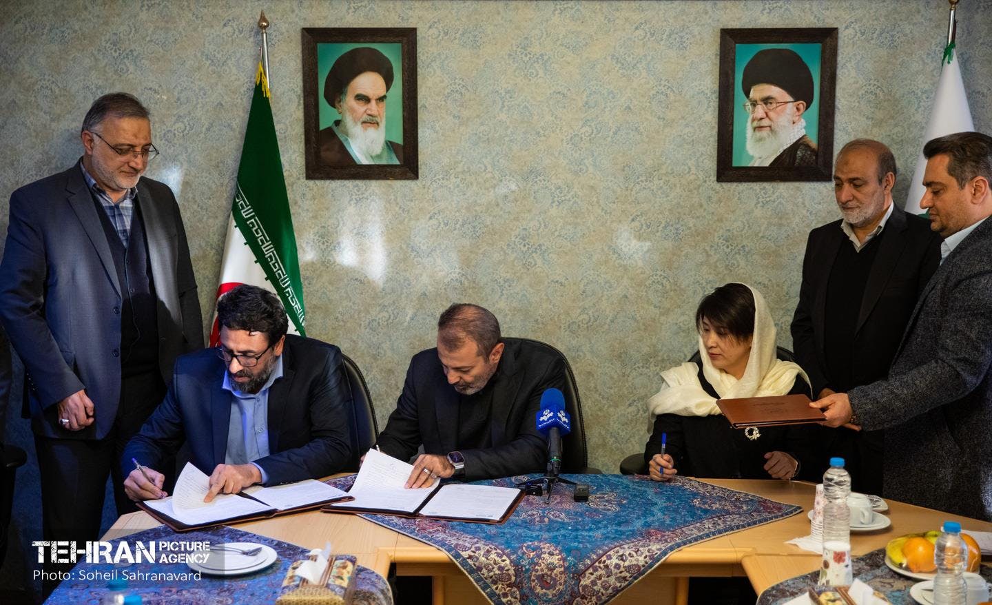 تصویر از روابط‌عمومی شهرداری تهران، مقامات این شهر را در حال امضای تفاهم‌نامه ساخت زباله‌سوز با طرف چینی که نام یا شرکت او اعلام نشد، نشان می‌دهد.
