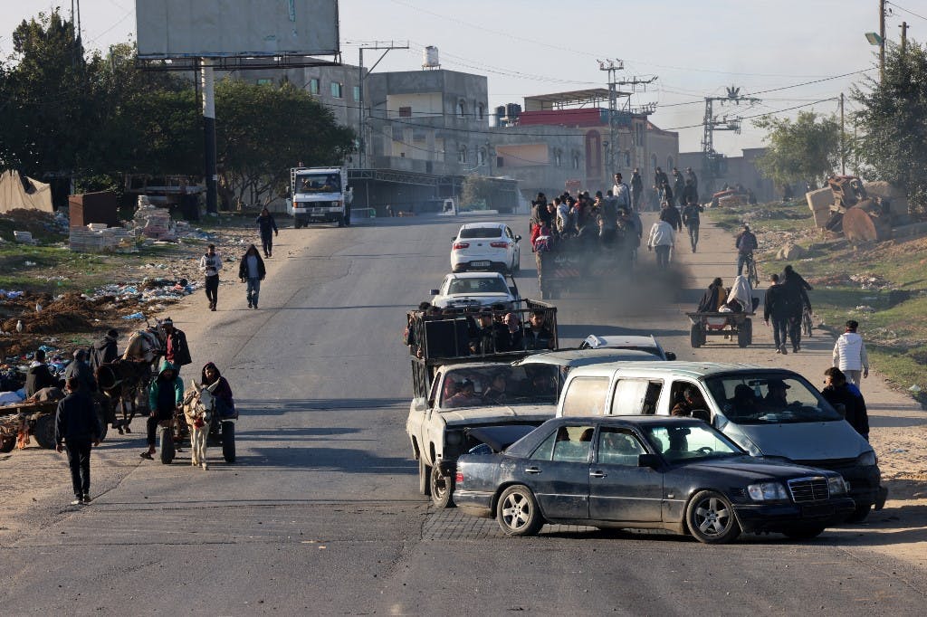 تصویر جاده‌ای را نشان میدهد در وسط آن صف ماشین‌هاست و در دو طرف فلسطینی‌ها در حال ترک شهر خان‌یونس به سمت جنوب نوار غزه هستند. در سمت چپ چند نفر وسایلشان را با یک الاغ حمل میکنند.