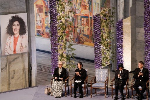 پرتره‌ای از نرگس محمدی، پسر و دخترش و همسرش در مراسم اهدای جایزه صلح نوبل در نروژ