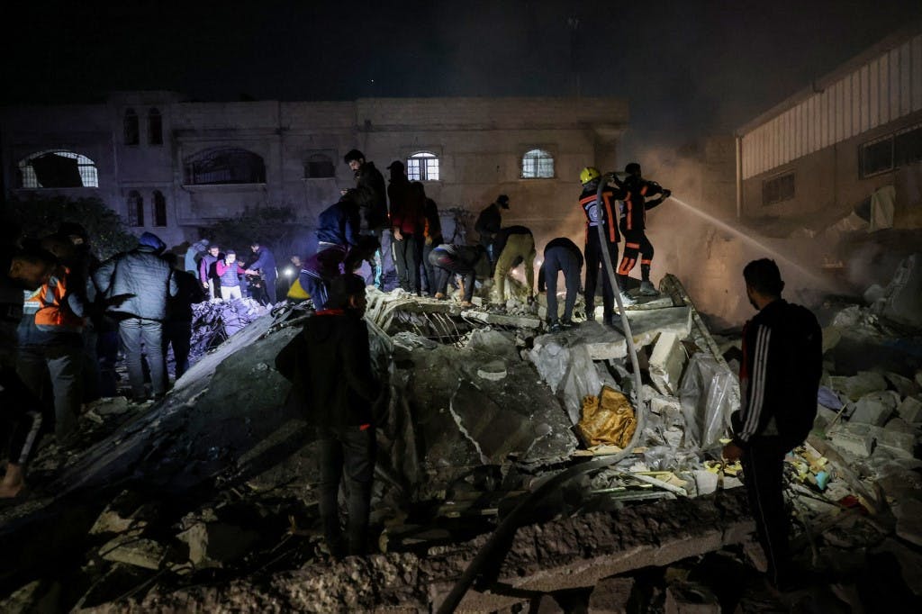 نیروهای امداد و نجات در رفح پس از بمباران اسرائیل در حال جستجو برای کمک به مصدومان هستند. رفح، غزه ۱۸ دسامبر ۲۰۲۳ عکس: MOHAMMED ABED / AFP