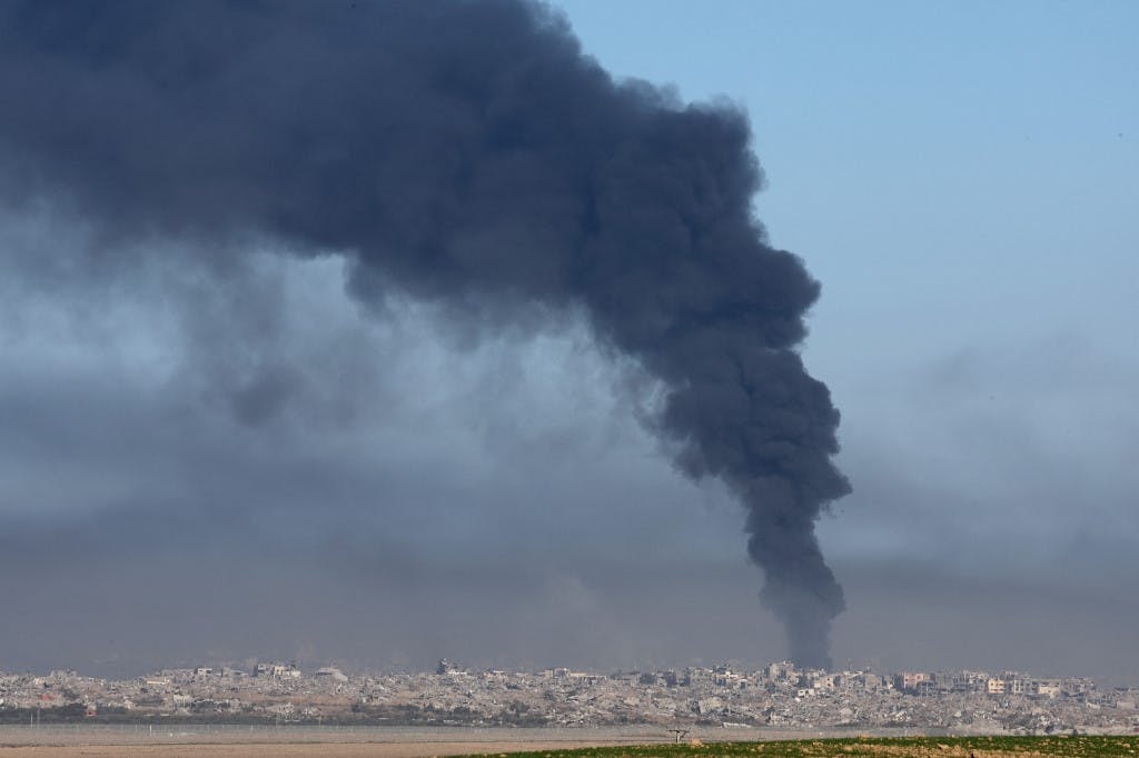نمای دور از نوار غزه و یک باریکه دود سیاه که از خانه‌ها به هوا بلند شده
