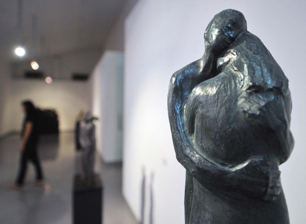 زوجی که همدیگر را در آغوش گرفته‌اند. از آثار دولوروسا سیناگا در گالری ملی جاکارتا. عکس: خبرگزاری فرانسه