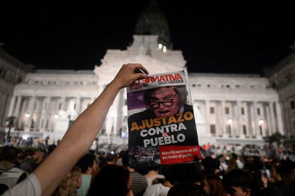 مردی در حین تظاهرات علیه دولت دست راستی آرژانتین در مقابل ساختمان کنگره ملی، روزنامه‌ای را که تصویر خاویر مایلی، رئیس جمهوری این کشور بر آن دیده می‌شود در دست گرفته است