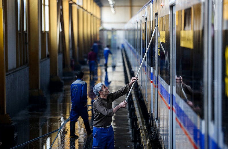 پاکیان‌های مترو در حال شستن قطارها