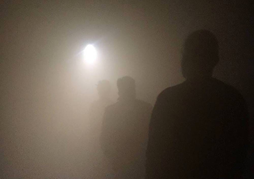 چیدمان خوزستان، کارِ رضا حیدری. القای حس خفگی در اثر آلودگی هوا. عکس: زمانه