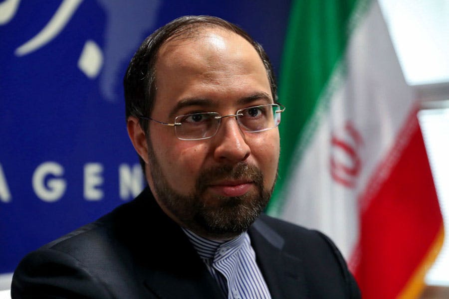 چهره سلمان سامانی، ‌قائم مقام وزیر کشور و سخنگوی این وزارتخانه در دوران ریاست جمهوری حسن روحانی در کنار پرچم جمهوری اسلامی.