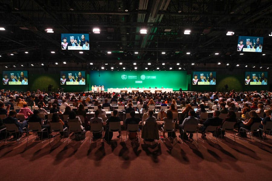 نمای باز و عمومی از سالن بیست‌وهشتمین کنفرانس تغییرات اقلیمی سازمان ملل متحد در دبی امارات متحده عربی