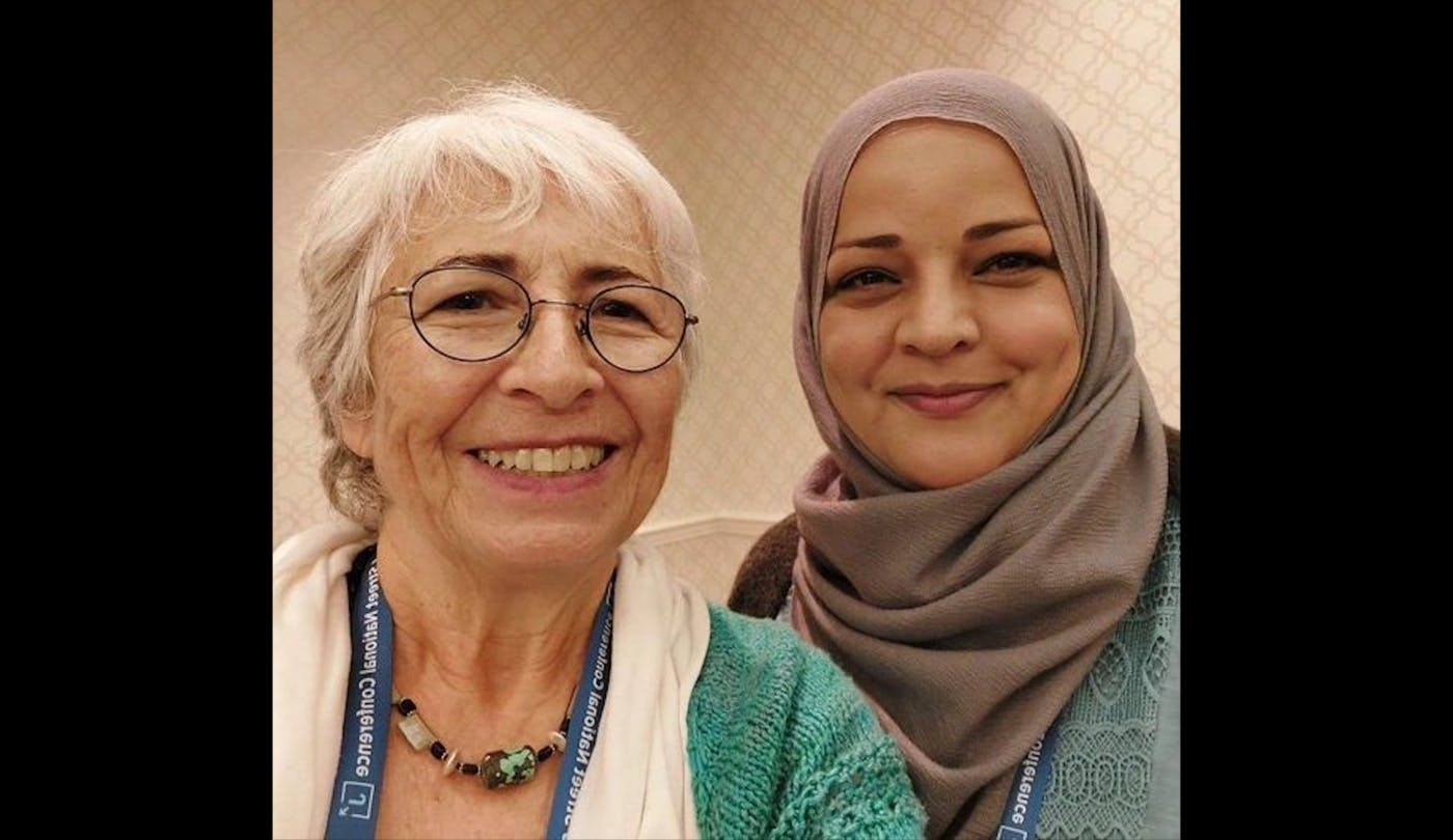 تصویر سلفی ویوین سیلور در کنار یک زن مسلمان فلسطینی با هویت نامشخص. عکس از حساب کاربری وزارت خارجه اسرائیل