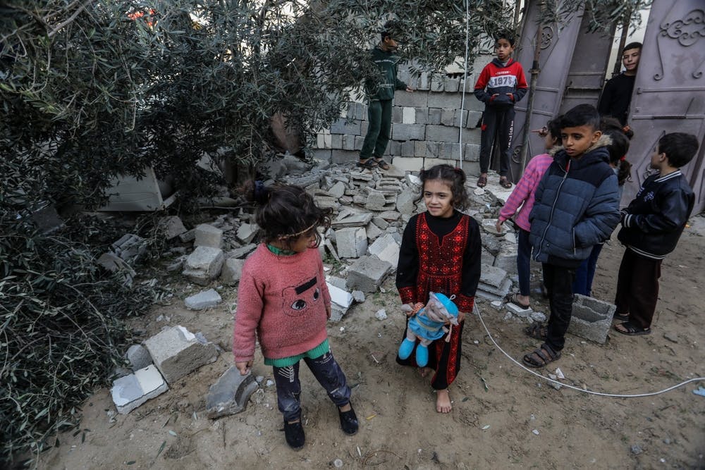 چندین کودک فلسطینی در کنار آوارها در غزه