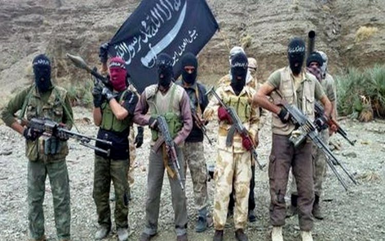 گروهی از شبه‌نظامیان جیش‌العدل با صورت پوشیده و اسلحه در دست. پرچم سیاه رنگی که بر آن نوشته شده لا الله الا الله و محمد رسول‌الله هم دیده می‌شود.
