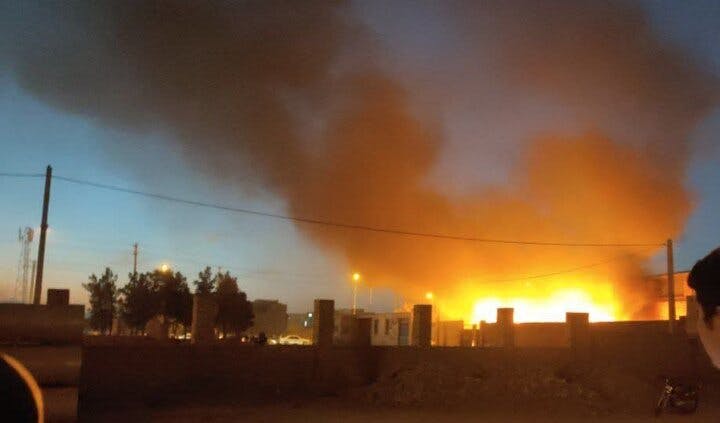 شعله‌های آتش و دود بر فراز مهمانشهر / اردوگاه محل سکونت افغانستانی‌ها در میبد. ۱۲ آذر ۱۴۰۲