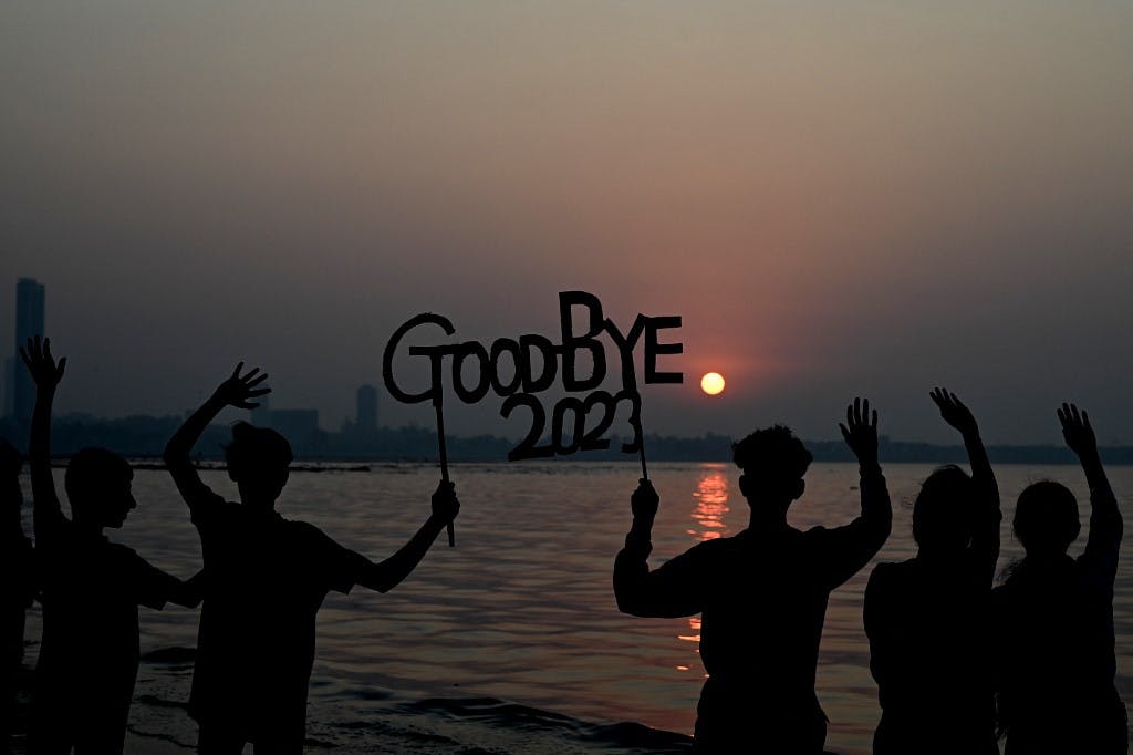 در دست این نوشته را دارند: خداحافظ 2023