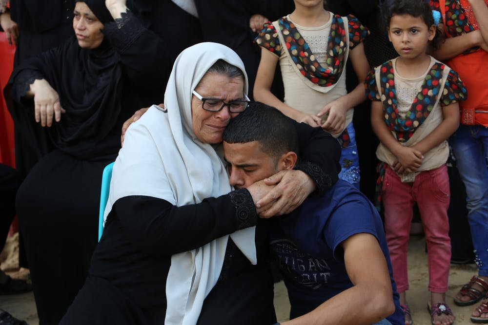 تصویری از عزاداری بستگان فلسطینی ساهر عثمان، ۲۰ ساله، که در جریان تظاهرات در امتداد مرز اسرائیل و غزه کشته شد. ۲۸ سپتامبر ۲۰۱۹-عکس از عابد رحیم خطیب/شاتراستاک