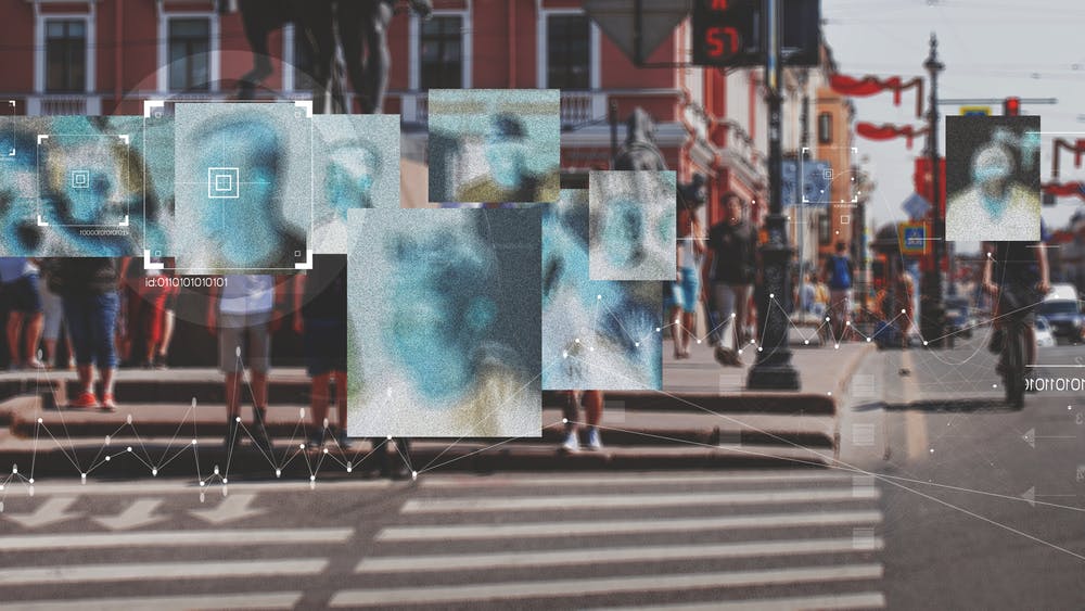 تصویر تزئینی از شاتر استاک که در آن افراد یک خیابان به شکل بررسی‌های هوش مصنوعی از خواندن صورت و حرکت افراد دیده می‌شوند.