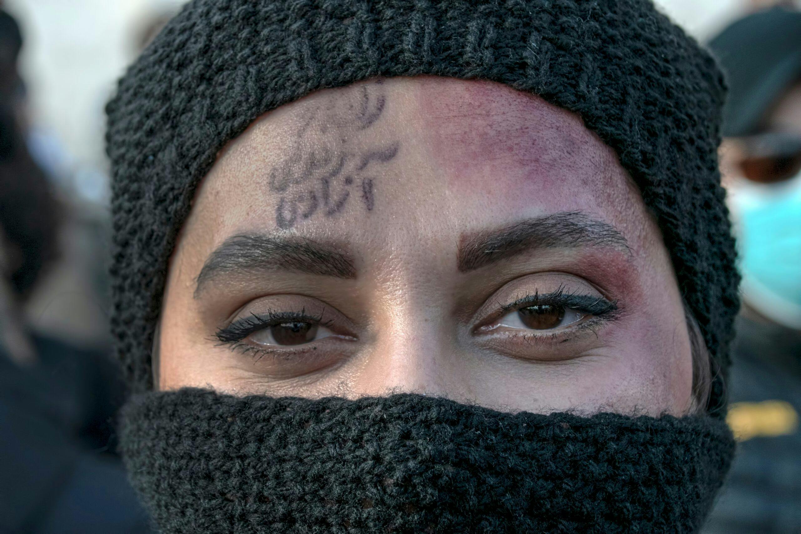 یک زن معترض ایرانی. عکس: شاتراستاک