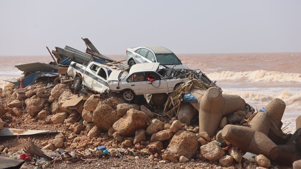 تصویری از چند ماشین تخریب شده و تلنبار شده در کنار ساحل