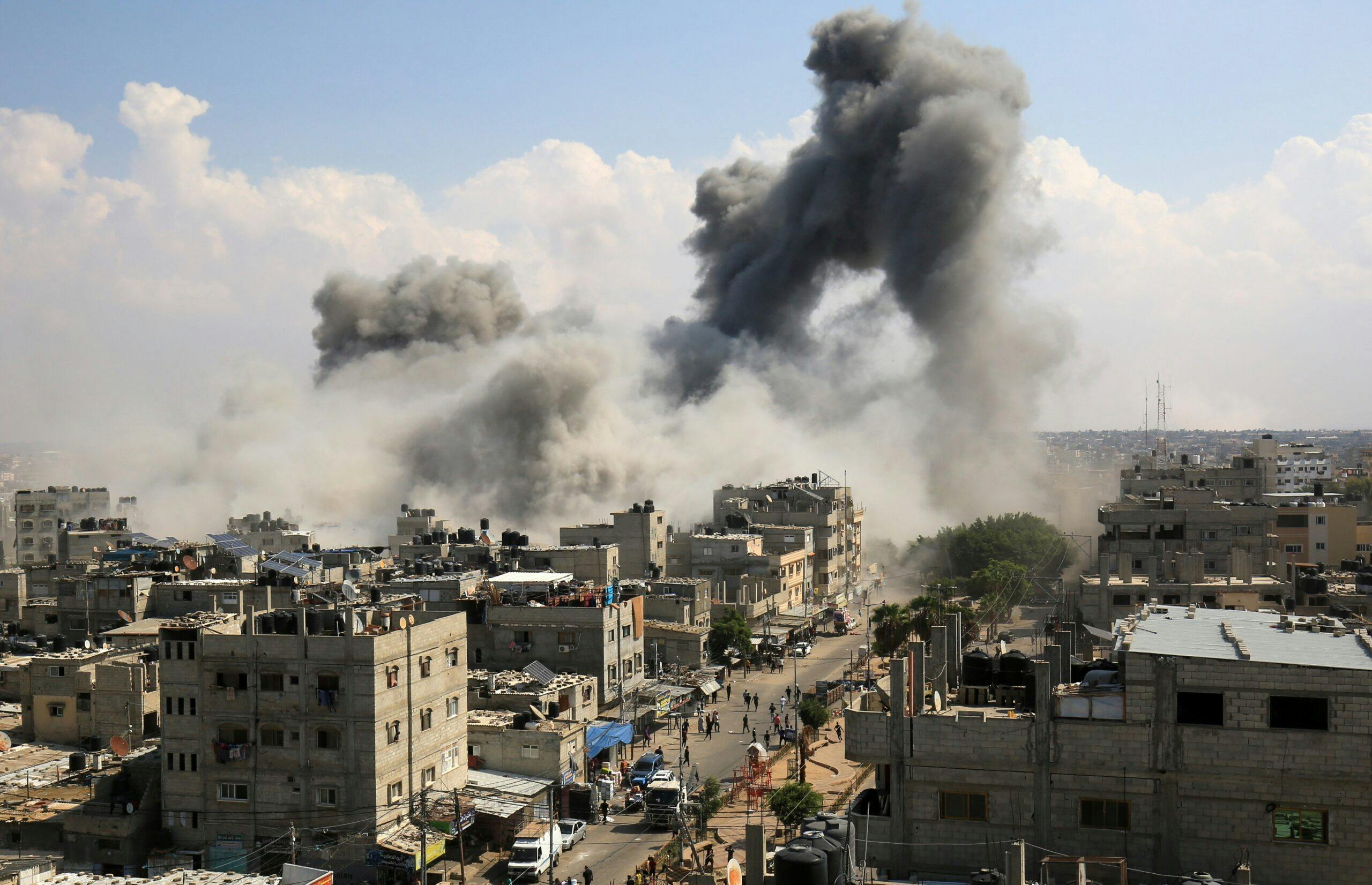 دورنمایی از شهر رفح و دود سیاه برخاسته ناشی از حملات هوایی