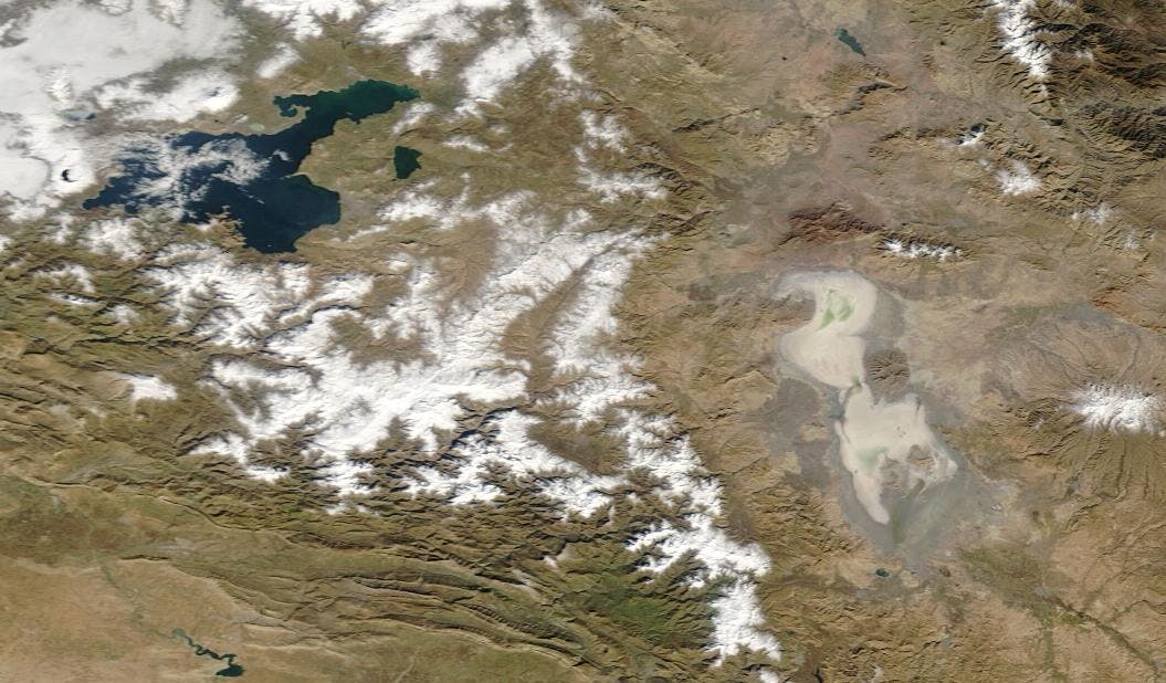 تصویر سوم دسامبر / ۱۳ آذر سازمان ناسا از دریاچه خشکیده ارومیه در کنار دریاچه همچنان پر آب وان در ترکیه