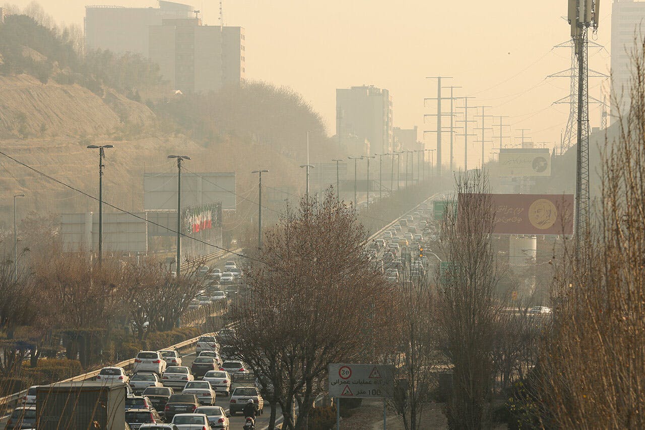عکسی از بزرگراهی در تهران با هوای خاکستری