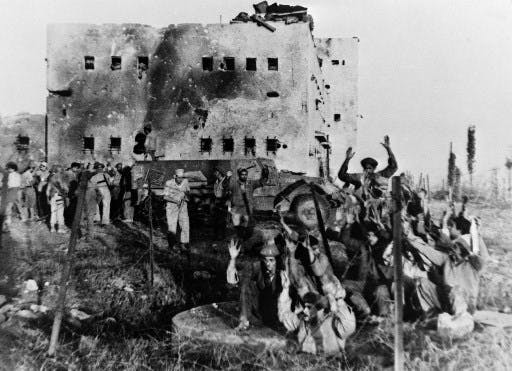 تسلیم سربازان مصری در ۱۸ نوامبر ۱۹۴۸ میلادی در نزدیکی شهر تل آویو به ارتش اسرائیل در یک عکس تاریخی خبرگزاری فرانسه
