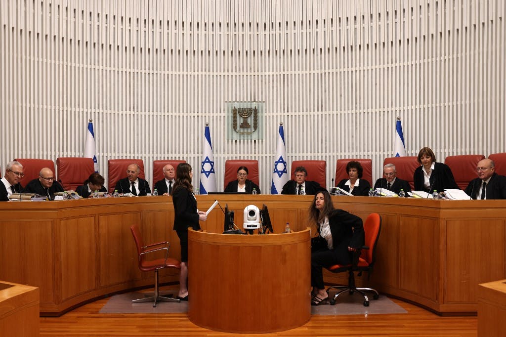 تصویری از یک جلسه دادگاه عالی اسرائیل به ریاست استر هیوت برای رسیدگی به دادخواست‌ها علیه قانونی که دادگاه را از دستور بالقوه استعفای نخست‌وزیر از سمت خود باز می‌دارد. اورشلیم (بیت‌المقدس) ۲۸ سپتامبر ۲۰۲۳ (عکس از مناهم کهنا / خبرگزاری فرانسه)