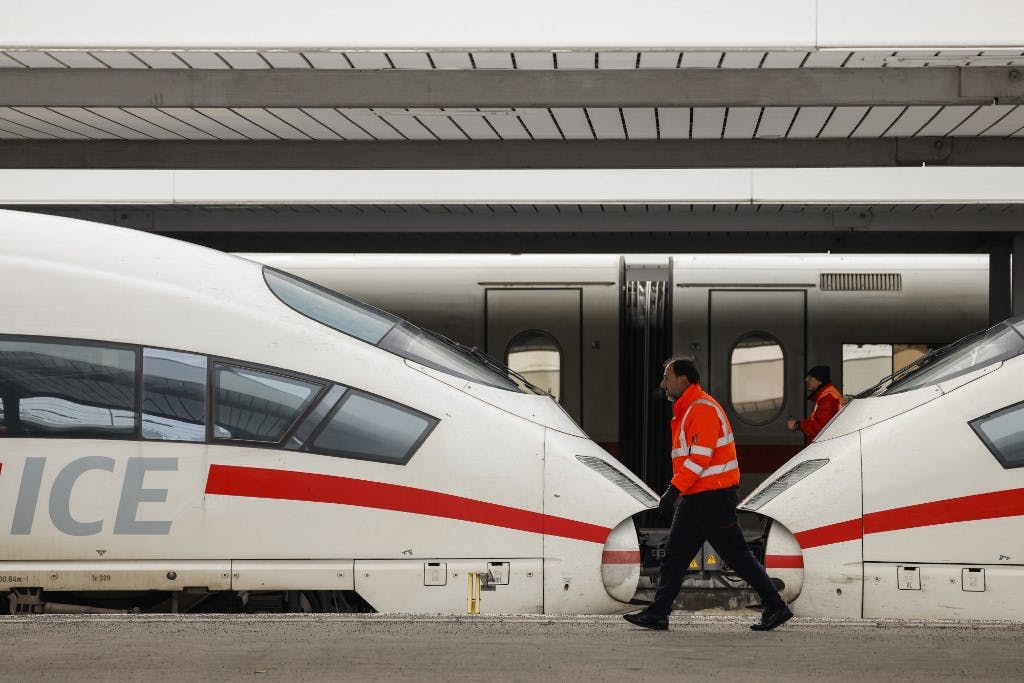 دو قطار بین شهری در ایستگاه قطاری در آلمان. رانندگان قطار از هشتم ژانویه دوباره اعتصاب می‌کنند.