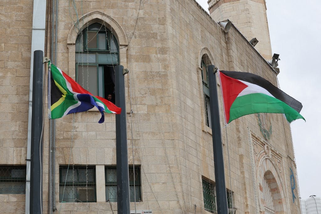 پرچم‌های آفریقای جنوبی و فلسطین در بیرون شهرداری بیت اللحم در کرانه باختری اشغالی در احتزازند