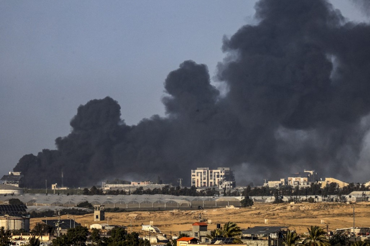 توده‌ای دود سیاه بر فراز شهر رفح پس از یک حمله اسرائیل. AFP