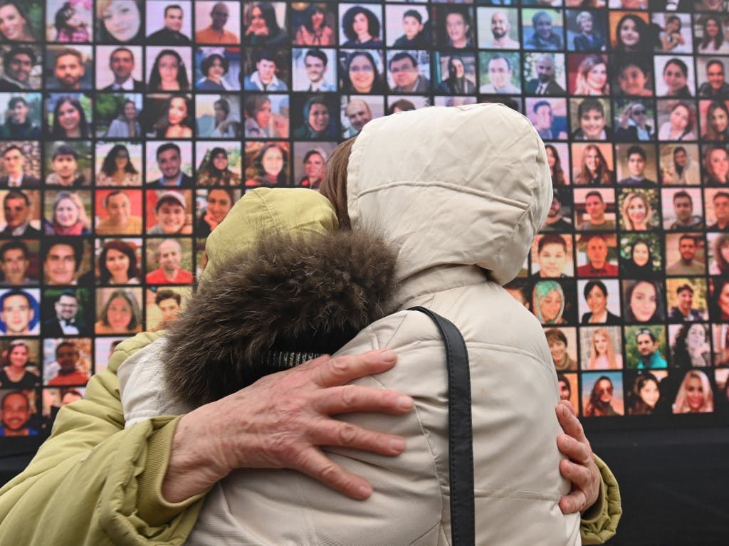 تصاویر برخی از مسافران و خدمه پرواز ۷۵۲ در مراسم بزرگداشتی که در ۸ ژانویه ۲۰۲۱ در کی‌یف برگزار شد. (عکس: خبرگزاری فرانسه)