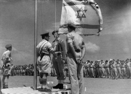 تصویر تاریخی از خبرگزاری فرانسه از ۸ جون ۱۹۴۸ میلادی، نخستین بالا بردن پرچم اسرائیل پس از تشکیل این کشور را نشان می‌دهد.