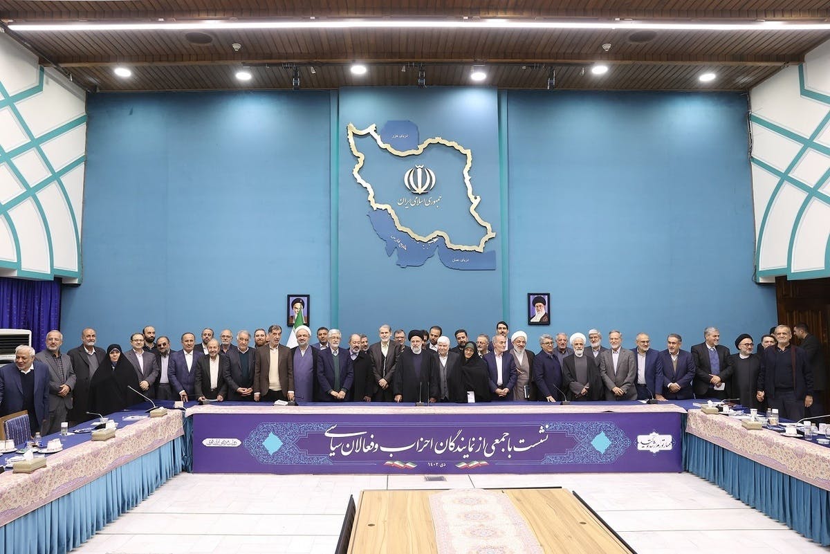 عکس دست جمعی دیدار دوشنبه ۱۰ دی ۱۴۰۲ ابراهیم رئیسی با احزاب سیاسی جمهوری اسلامی