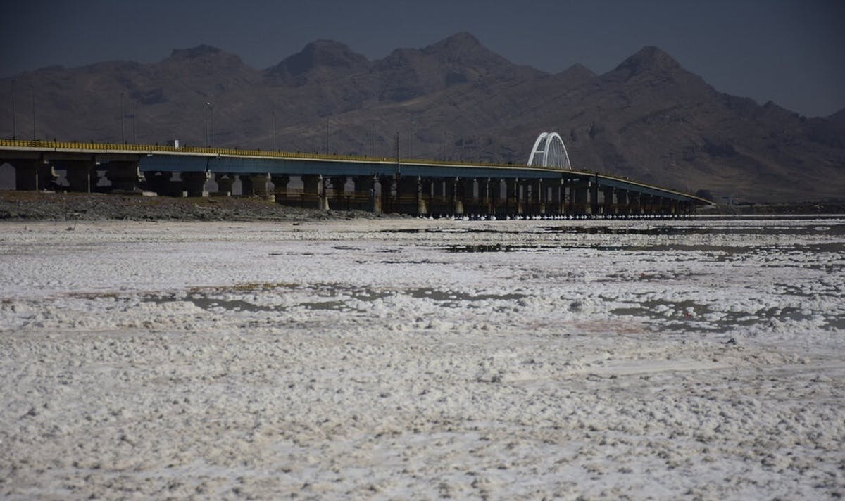 تصویری که از مالچ پاشی در محدوده دریاچه ارومیه در رسانه‌های داخل ایران منتشر شده است.