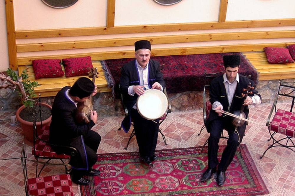 اجرای موسیقی آذری در باکو با تار و دف و کمانچه (عکس: ویکی‌پدیا)