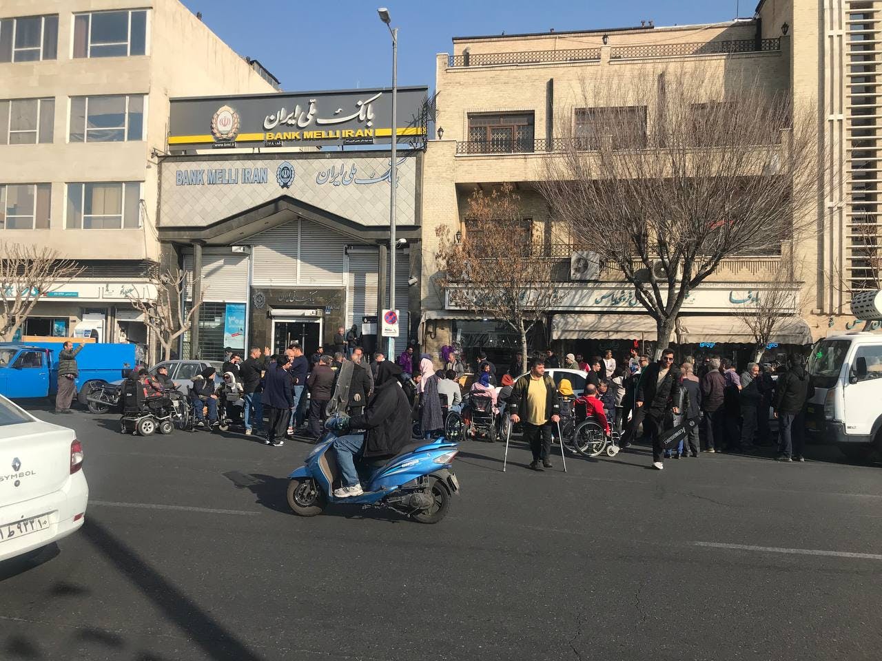 تصویری که کمپین معلولان در ایکس از تجمع اول بهمن در نزدیکی سازمان برنامه و بودجه منتشر کرده است