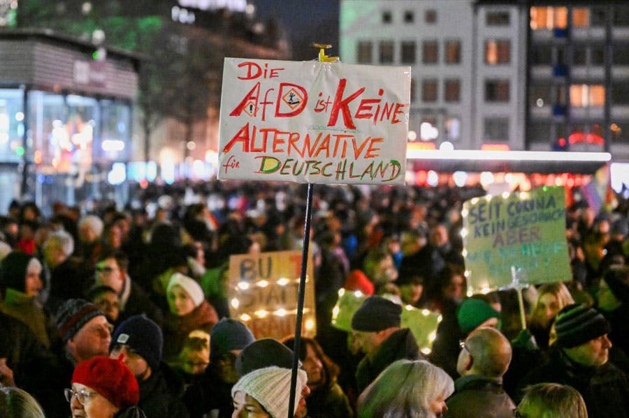 مردم شهر کلن شب در هوای سرد علیه راست‌های افراطی تظاهرات کرده‌اند. بر روی پلاکارد نوشته شده: «AFD آلترناتیوی (جایگزینی) برای آلمان نیست».