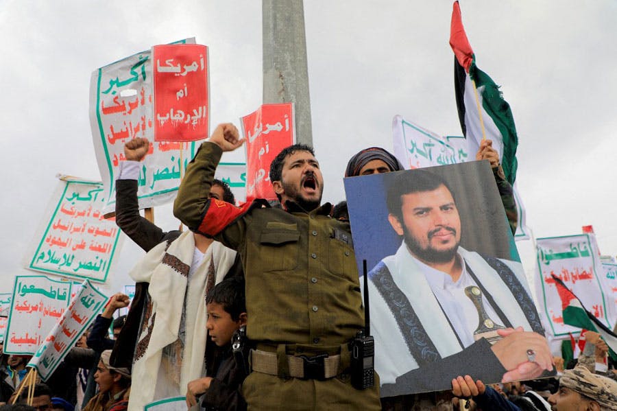 عده‌ای از طرفداران حوثی‌های یمن در تظاهراتی پلاکاردهای ضداسرائیلی و ضدآمریکایی در دست دارند و فریاد می‌زنند. یکی از آن‌ها تصویر عبدالملک الحوثی رهبر حوثی‌ها را در دست دارد.