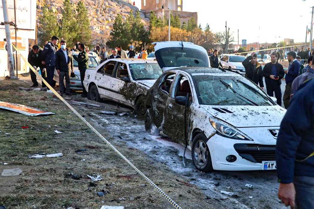 چندین خودروی آسی دیده از ترکش و موج انفجار در کرمان