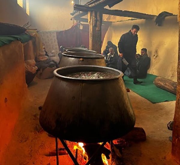 تهیه غذای جشن پیرشالیار: خانه قدیمی پیرشالیار در اورامان: بهمن ۱۴۰۲. عکس از: هورامان آکادمیک
