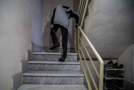 تصویری از یک روز از زندگی پویا ایرجی. امیرعلی رزاقی، عکاس خبرگزاری مهر در یک مجموعه‌ عکس یک روز از زندگی پویا ایرجی را ثبت کرده است. پویا ایرجی، گرافیست، دچار معلولیت انحراف ستون فقرات و ضعف عضلانی است.