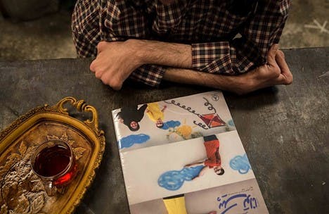 تصویری از یک روز از زندگی پویا ایرجی. امیرعلی رزاقی، عکاس خبرگزاری مهر در یک مجموعه‌ عکس یک روز از زندگی پویا ایرجی را ثبت کرده است. پویا ایرجی، گرافیست، دچار معلولیت انحراف ستون فقرات و ضعف عضلانی است.