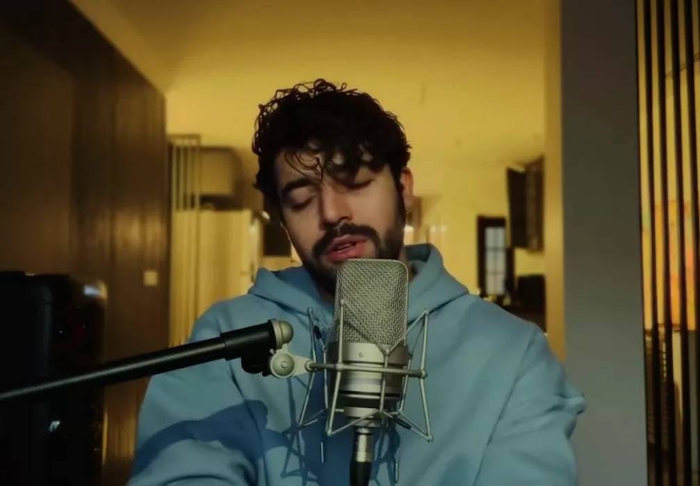 شروین حاجی پور در نمایی از موزیک ویدیوی ترانه «آشغال»