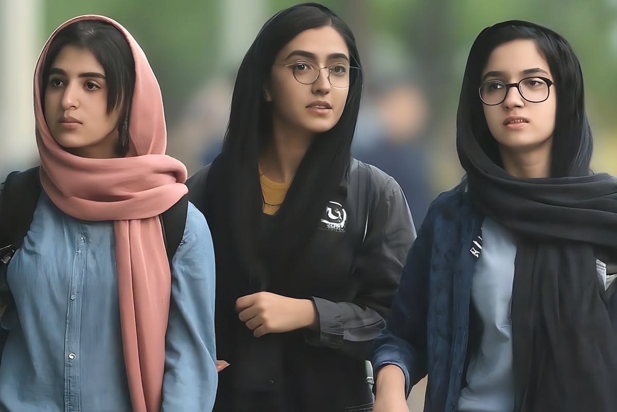 تصویر سه دختر نوجوان در خیابان در حال راه رفتن